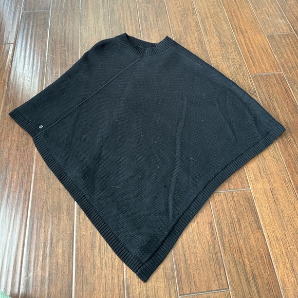 Lululemon On The Go Poncho 
One Size 
Black - Picture 9 of 9